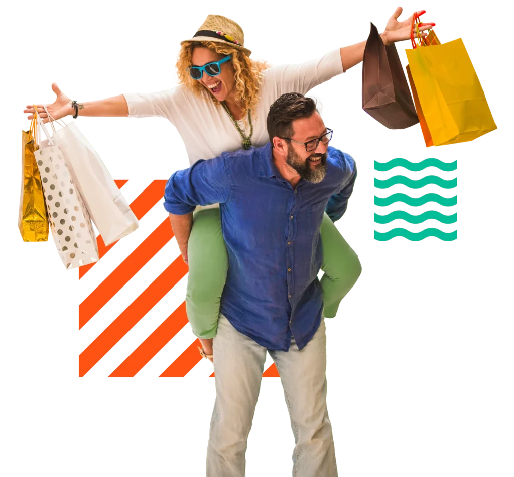 Femme avec sacs de magasinage grimpée sur le dos de son copain